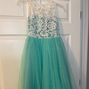 Beautiful Tween white lace and tulle green formal dress  - size 140
